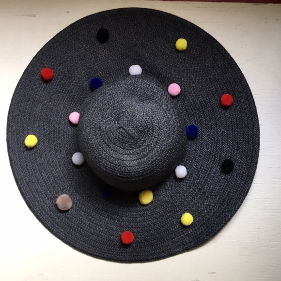 Pom-Pom straw hat! So stylish 😍 - Picture 2 of 5